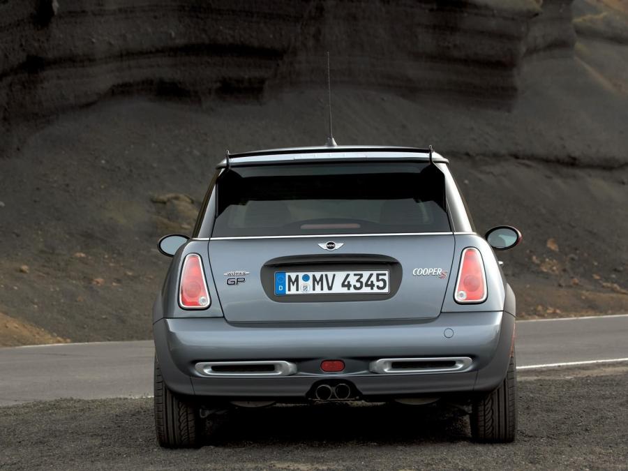  Mini Cooper S with JCW GP Kit 2006 года  (фото 12 из 22)